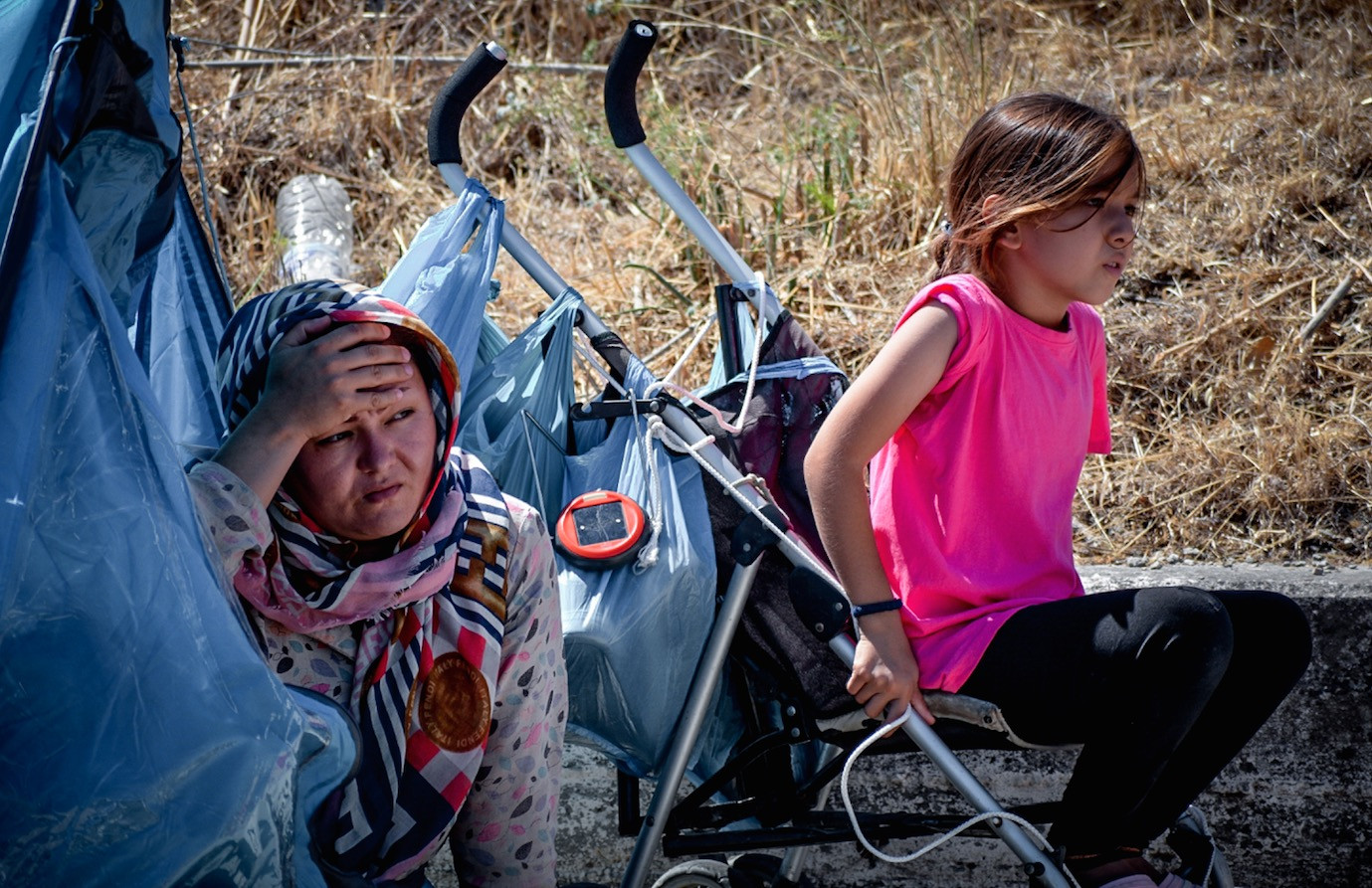 Χάος στη Λέσβο μετά την καταστροφή στη Μόρια: Σε απόγνωση χιλιάδες πρόσφυγες [ΦΩΤΟ+ΒΙΝΤΕΟ]