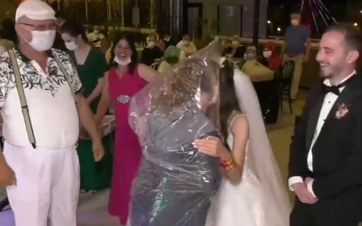 Όποιος θέλει να φιλήσει τη νύφη φοράει… σακούλα [ΒΙΝΤΕΟ]