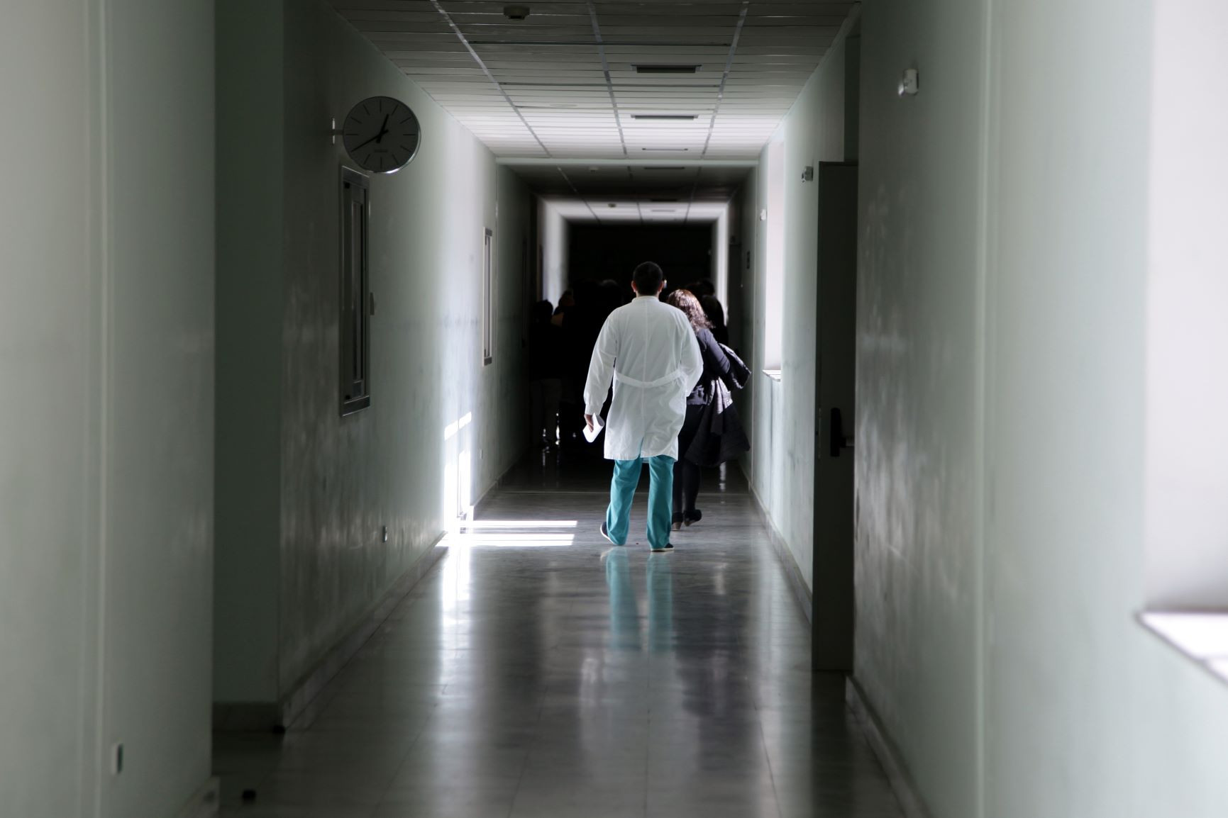 Κραυγή αγωνίας από το «Αττικόν»: Πέντε κρούσματα σε εργαζόμενους της ΜΕΘ και ένα σε ασθενή