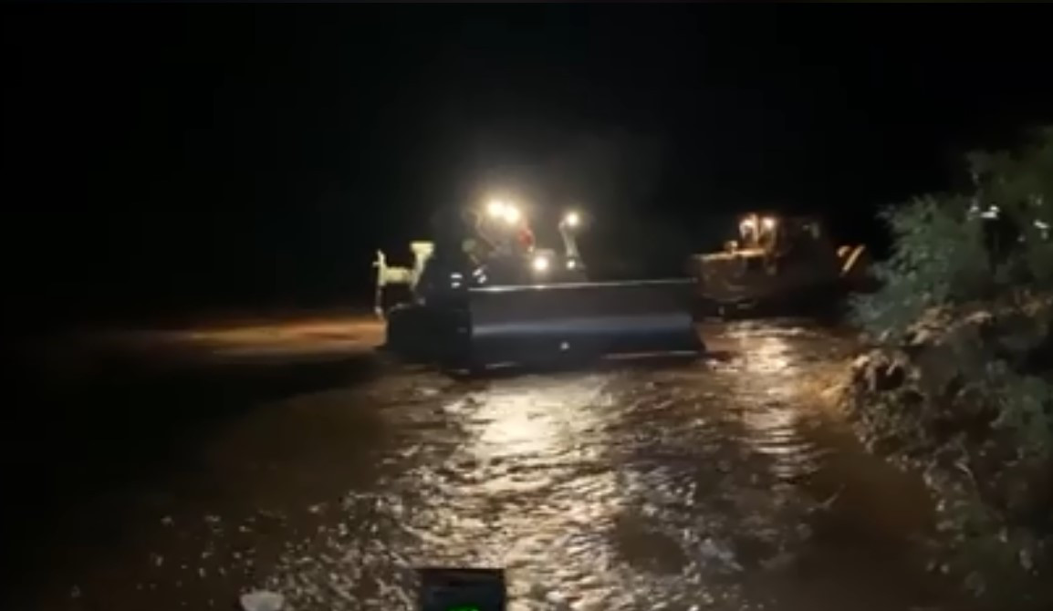 Ιανός: Αίσιο τέλος μετά από 10 ώρες για τρία άτομα στον Αλμυρό – Η στιγμή της διάσωσης [Βίντεο]