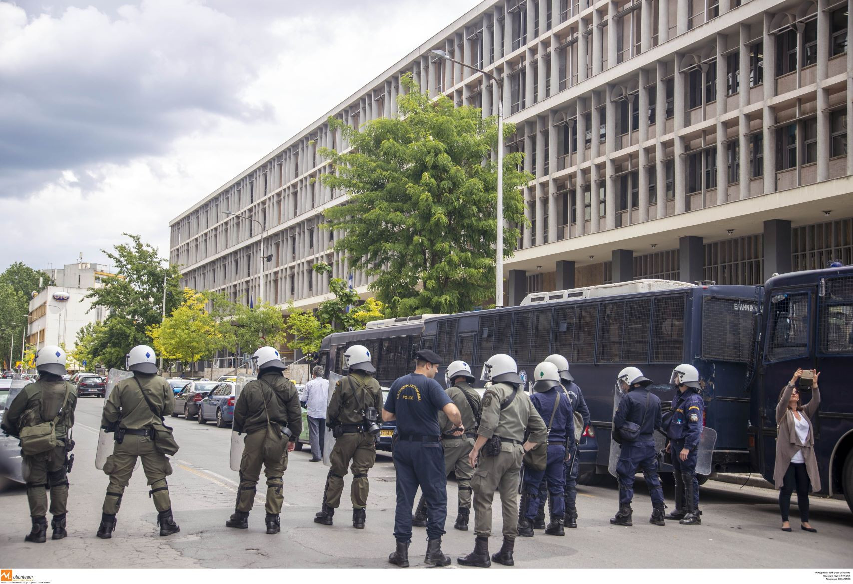 Ελεύθεροι οι 38 από τους 51 συλληφθέντες στη Θεσσαλονίκη που έσβηναν ναζιστικά σύμβολα