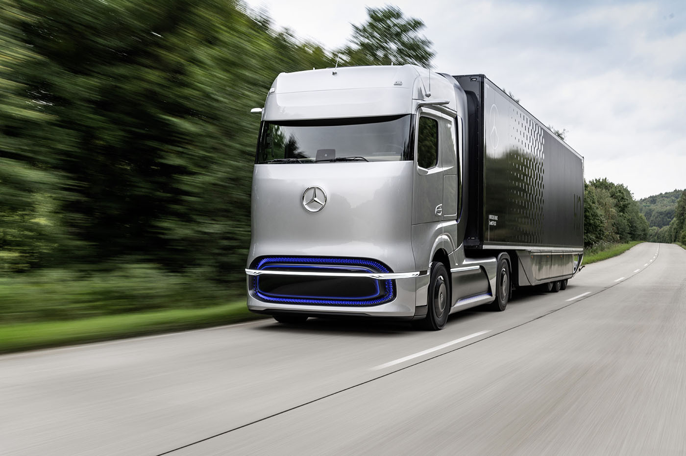 Ηλεκτρικά φορτηγά: και μπαταρίες, και υδρογόνο θέλει η Mercedes