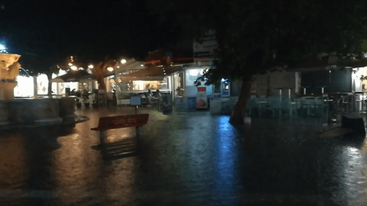 Ο Ιανός στην Κρήτη: Έγινε η νύχτα μέρα από τους κεραυνούς, πλημμύρισαν δρόμοι και καταστήματα [Βίντεο]