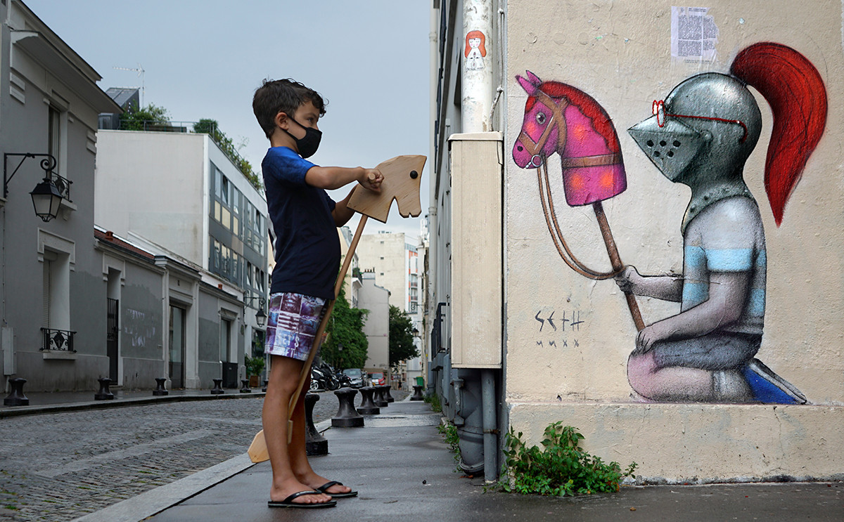 Σε τοίχους του Παρισιού παιδιά παίζουν φορώντας κράνη ιπποτών