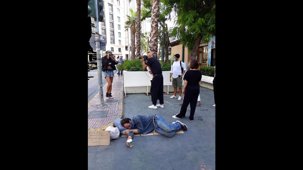 «Ντροπή»: Σάλος για τη φωτογράφηση Σκουλού δίπλα σε άστεγο