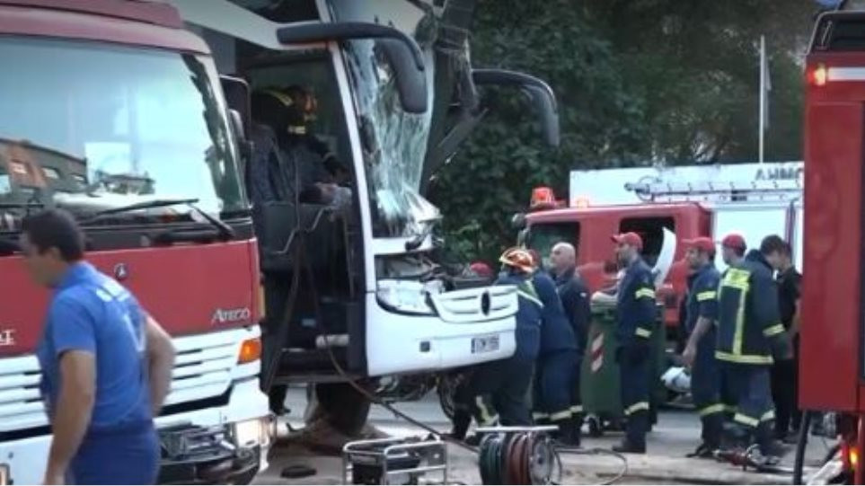 Πειραιάς: Τουριστικό λεωφορείο «καρφώθηκε» σε κολόνα – Εγκλωβίστηκε ο οδηγός