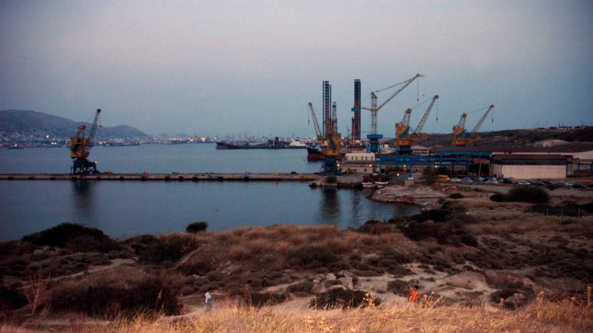 2.500 χρόνια από τη Ναυμαχία: Στη Βουλή το διαλυτήριο πλοίων δίπλα στον αρχαιολογικό χώρο της Σαλαμίνας