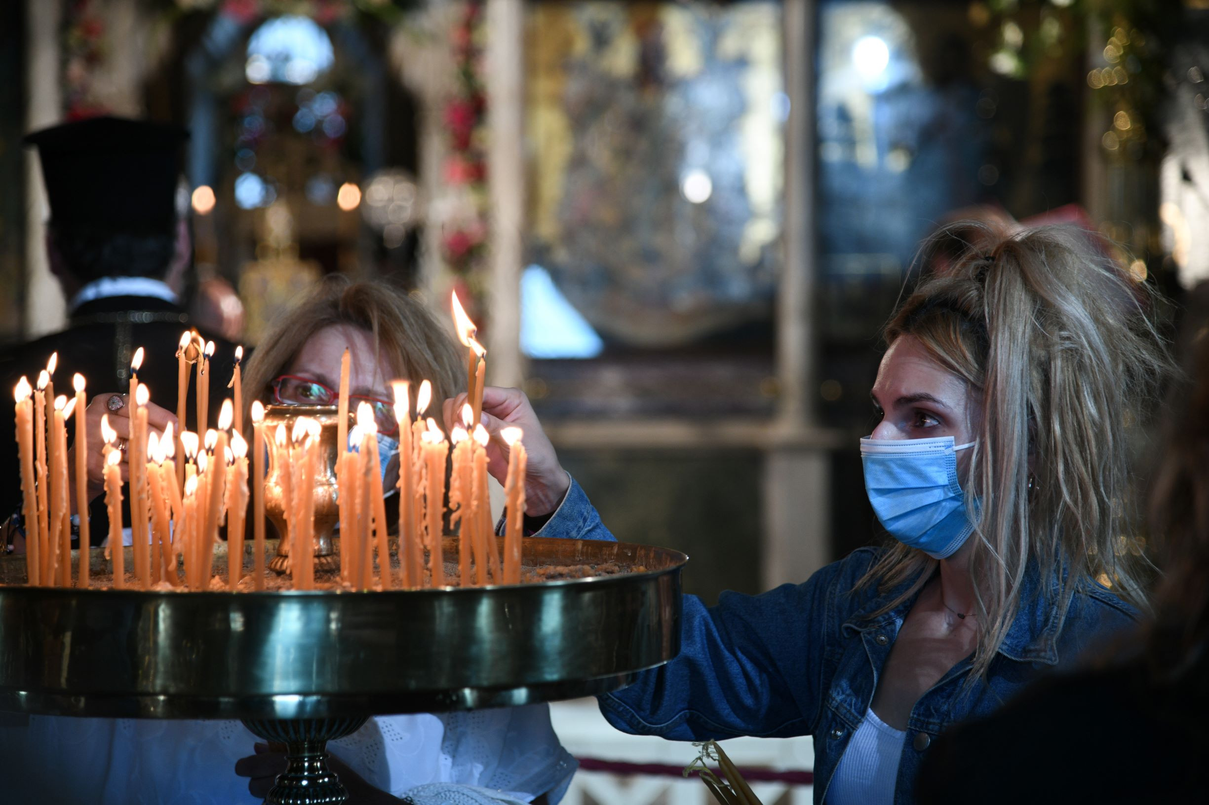 Γιατρός καταγγέλλει ότι δεν έγινε ιχνηλάτηση μετά το θάνατο ιερέα από κορονοϊό