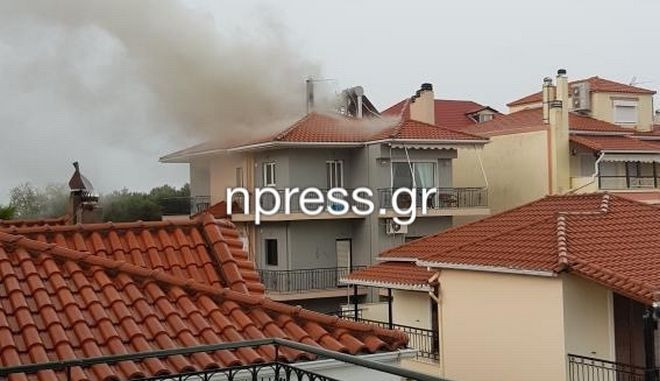 Ναύπακτος: Κεραυνός έπεσε σε σπίτι – Πήρε φωτιά η στέγη [Βίντεο]