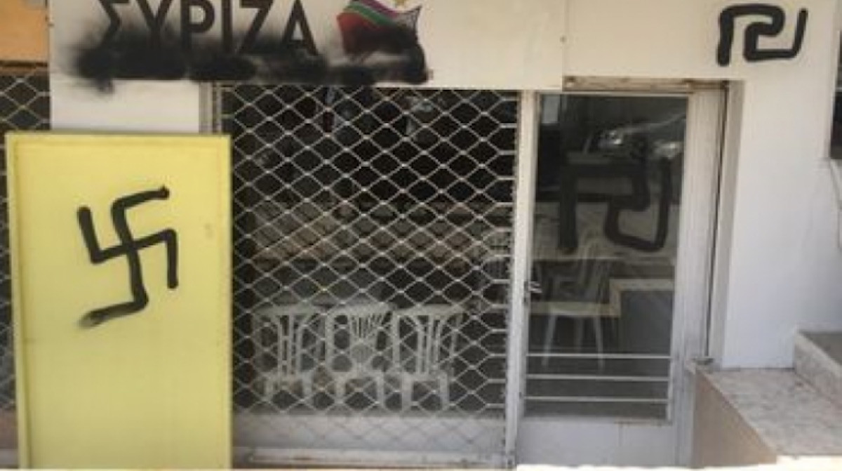 Χρυσαυγίτες βανδάλισαν τα γραφεία του ΣΥΡΙΖΑ στην Αγ. Βαρβάρα