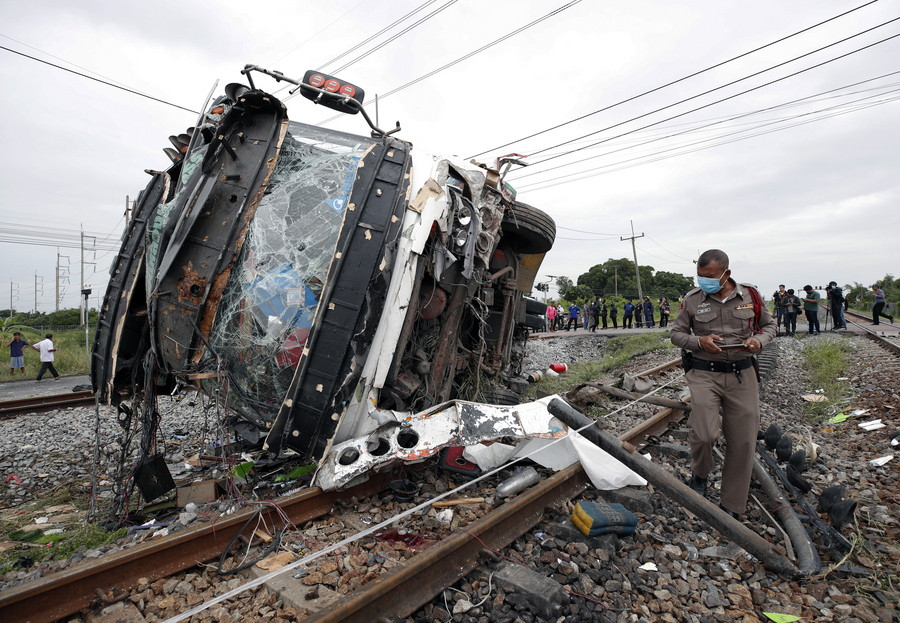 Ταϊλάνδη: Δεκάδες νεκροί από σύγκρουση τρένου με λεωφορείο