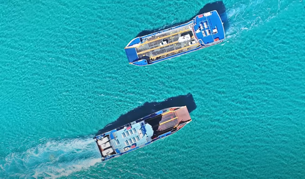 Η συνάντηση δύο πλοίων στα τιρκουάζ νερά στην Ελαφόνησο [ΒΙΝΤΕΟ]