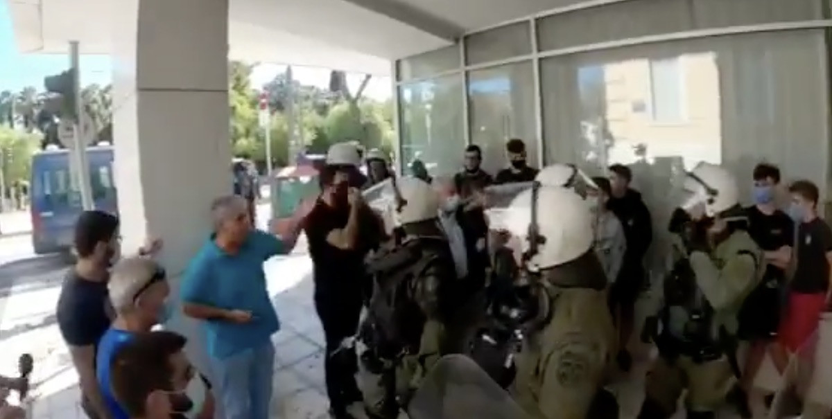 Βίντεο Ντοκουμέντο: ΜΑΤ περικύκλωσαν μαθητές και τους απειλούσαν με προσαγωγή
