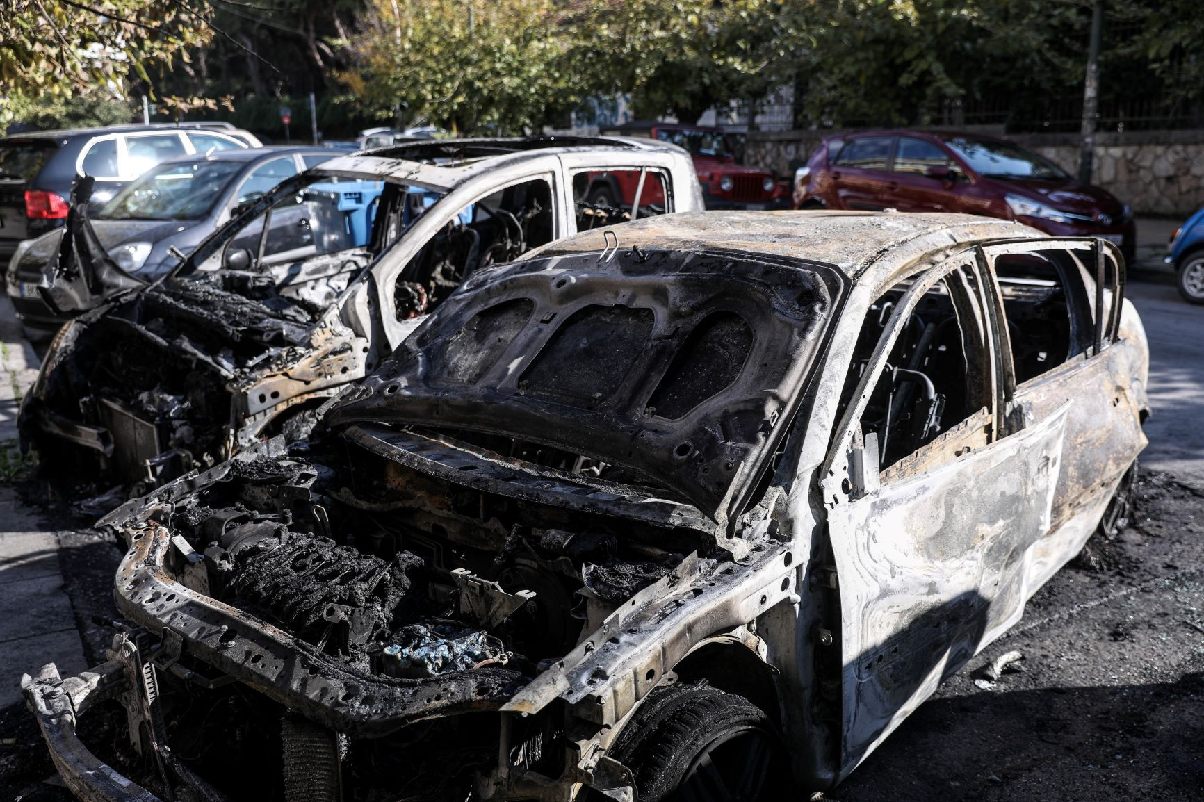 Μπαράζ εμπρηστικών επιθέσεων το βράδυ στην Αθήνα: Κάηκαν αυτοκίνητα και μηχανές
