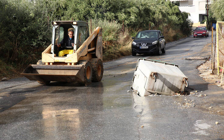 Προβλήματα στην Κρήτη από την κακοκαιρία – Πλημμύρισαν δρόμοι στο Ηράκλειο