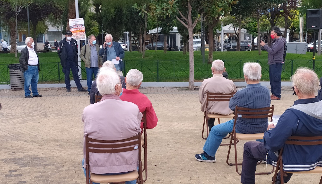Συγκέντρωση συνταξιούχων ΙΚΑ στην πλατεία Δημαρχείου στο Περιστέρι