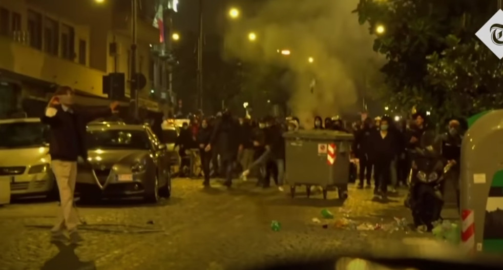 Επεισόδια στη Νάπολη μετά την απαγόρευση κυκλοφορίας – Σενάρια για ανάμειξη μαφίας, ακροδεξιάς [Βίντεο]