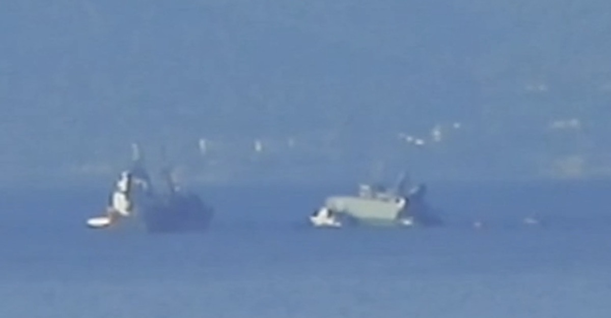 Πλοίο του πολεμικού ναυτικού συγκρούστηκε με εμπορικό έξω από τον Πειραιά κι έχει πάρει κλίση
