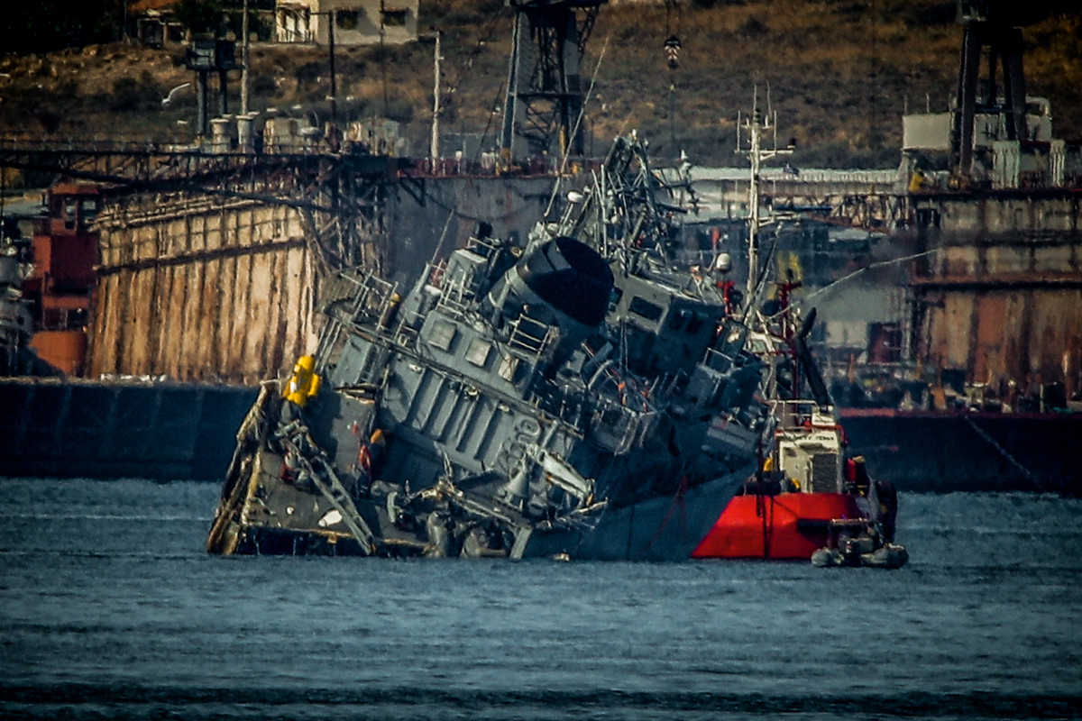 Σύγκρουση του «Καλλιστώ» με εμπορικό: Εικόνες από το κατεστραμμένο πολεμικό πλοίο