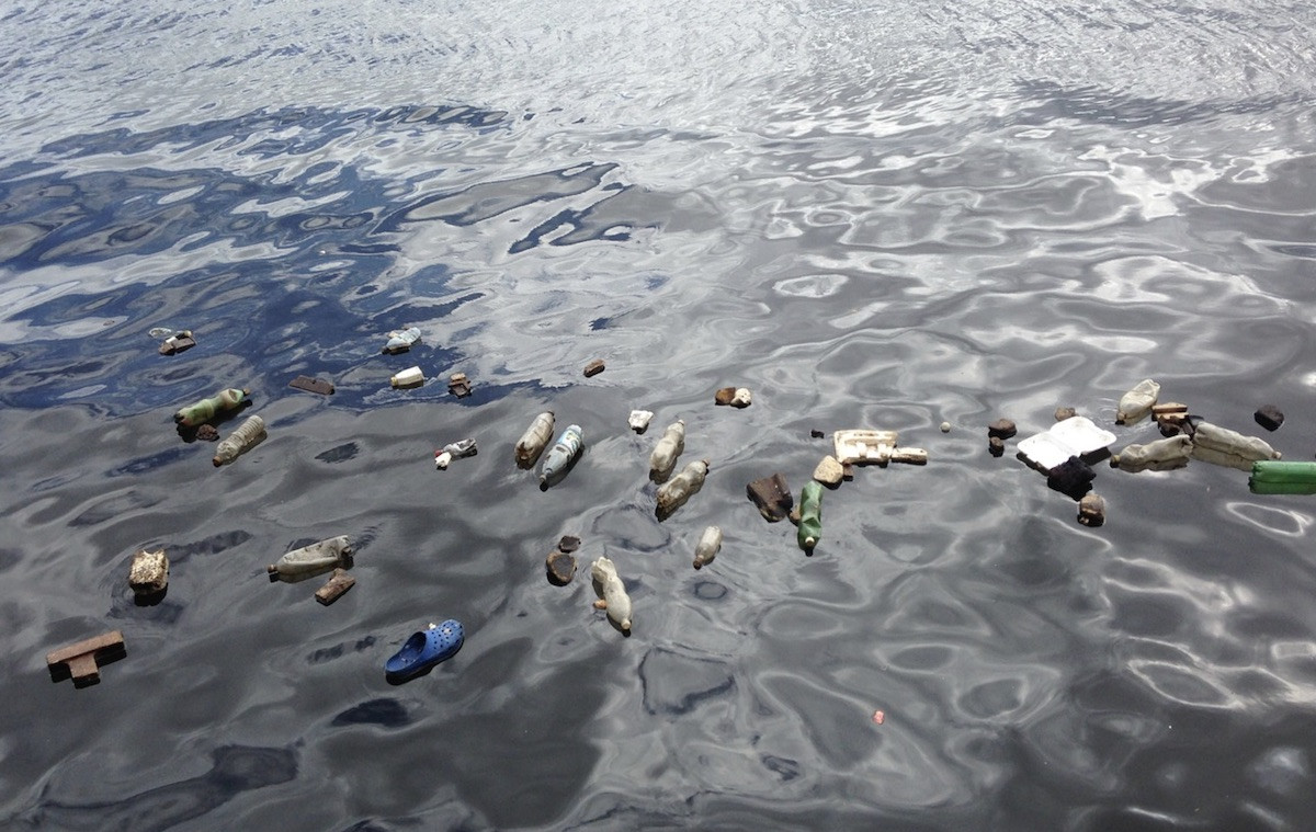 230.000 τόνοι πλαστικών απορριμμάτων καταλήγουν κάθε χρόνο στη Μεσόγειο