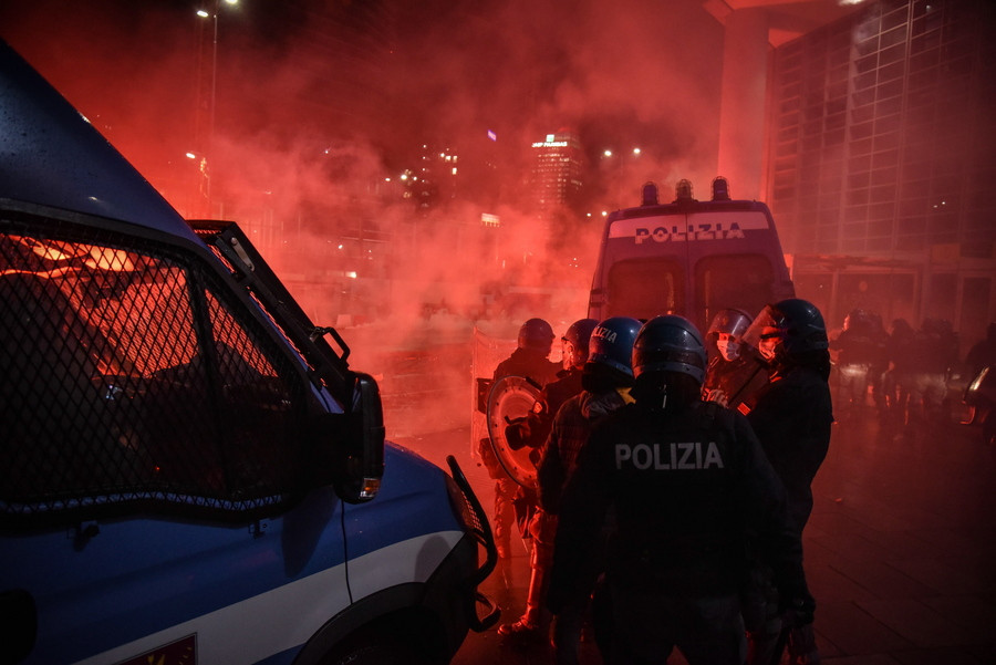 Ιταλία: Επεισοδιακές διαμαρτυρίες κατά των περιοριστικών μέτρων για τον κορονοϊό [Βίντεο]