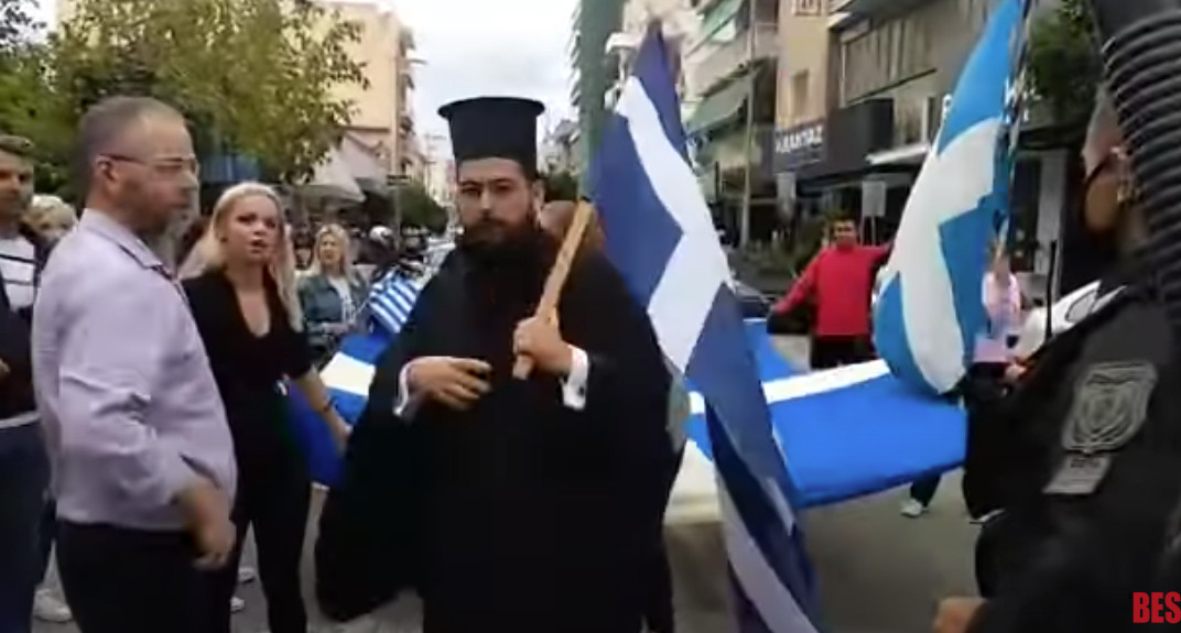Πάτρα: «Παρέλαση» με … το ζόρι με ελληνικές σημαίες και ιερέα στην κεφαλή [Βίντεο]