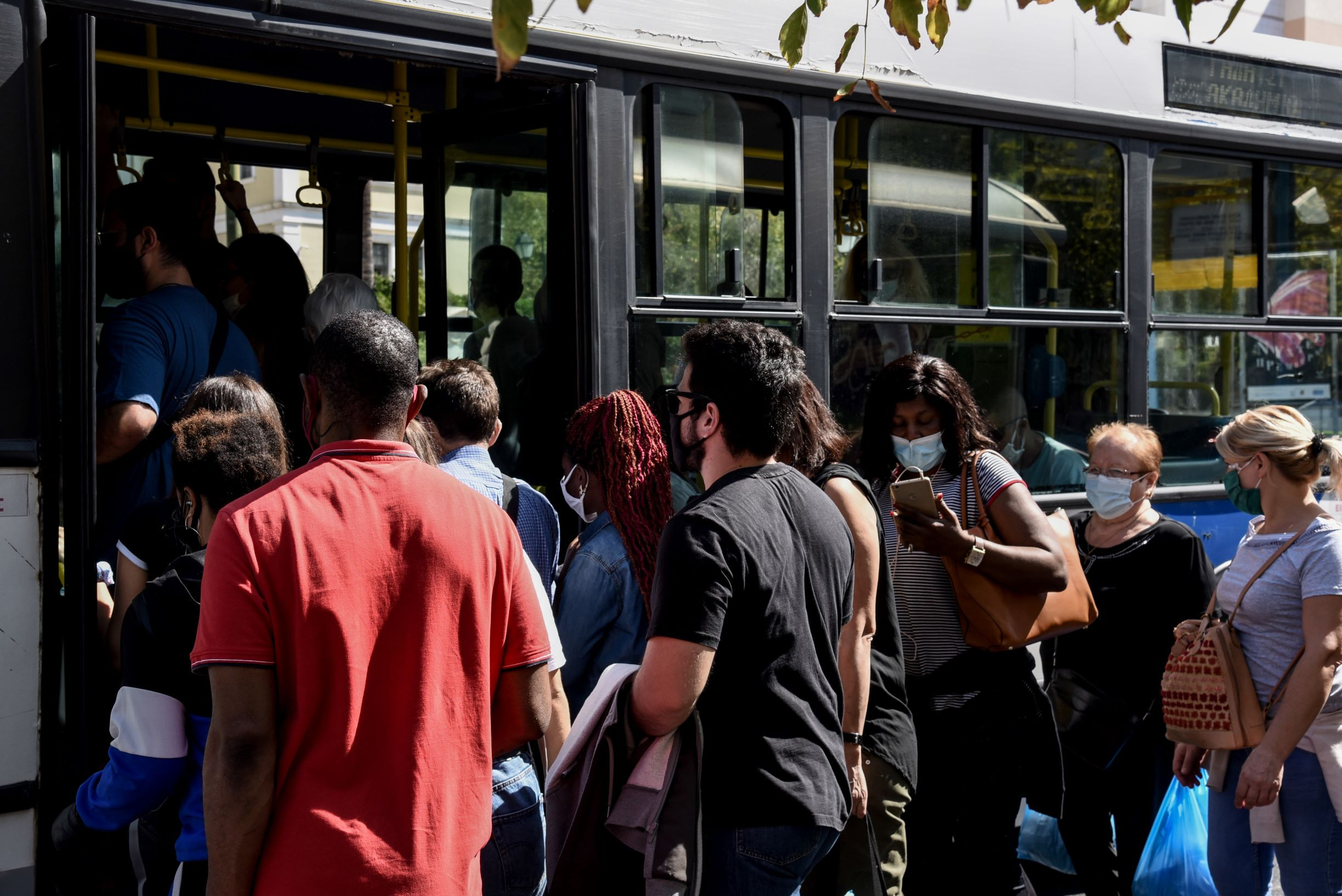 Εκατοντάδες λεωφορεία και τρόλεϊ «κάθονται» στα αμαξοστάσια – Με μικροεπισκευές και οδηγούς μπορούν να βγουν άμεσα στον δρόμο