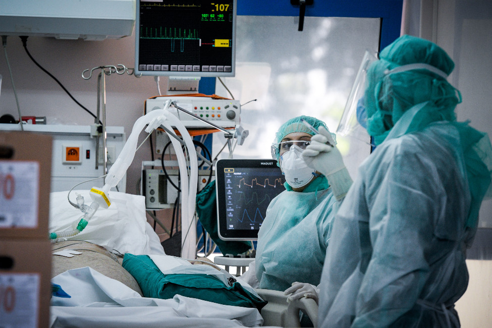 SOS εκπέμπουν τα νοσοκομεία: Στο 70 – 75% η πληρότητα στις ΜΕΘ στην Αττική