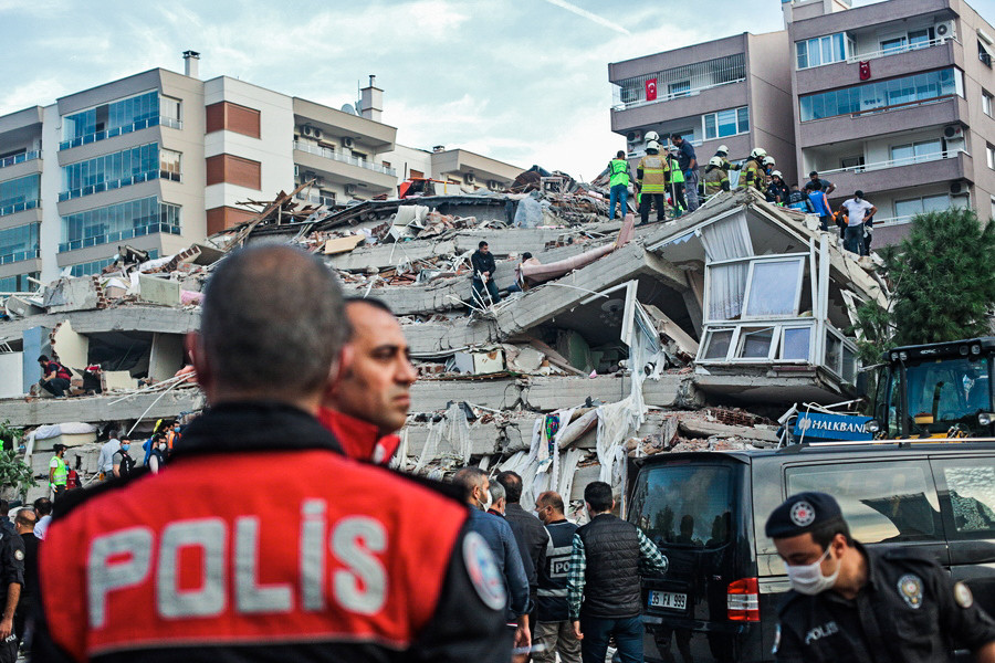 Μεγάλες καταστροφές στη Σμύρνη από τον σεισμό – Νεκροί και εγκλωβισμένοι [Βίντεο]