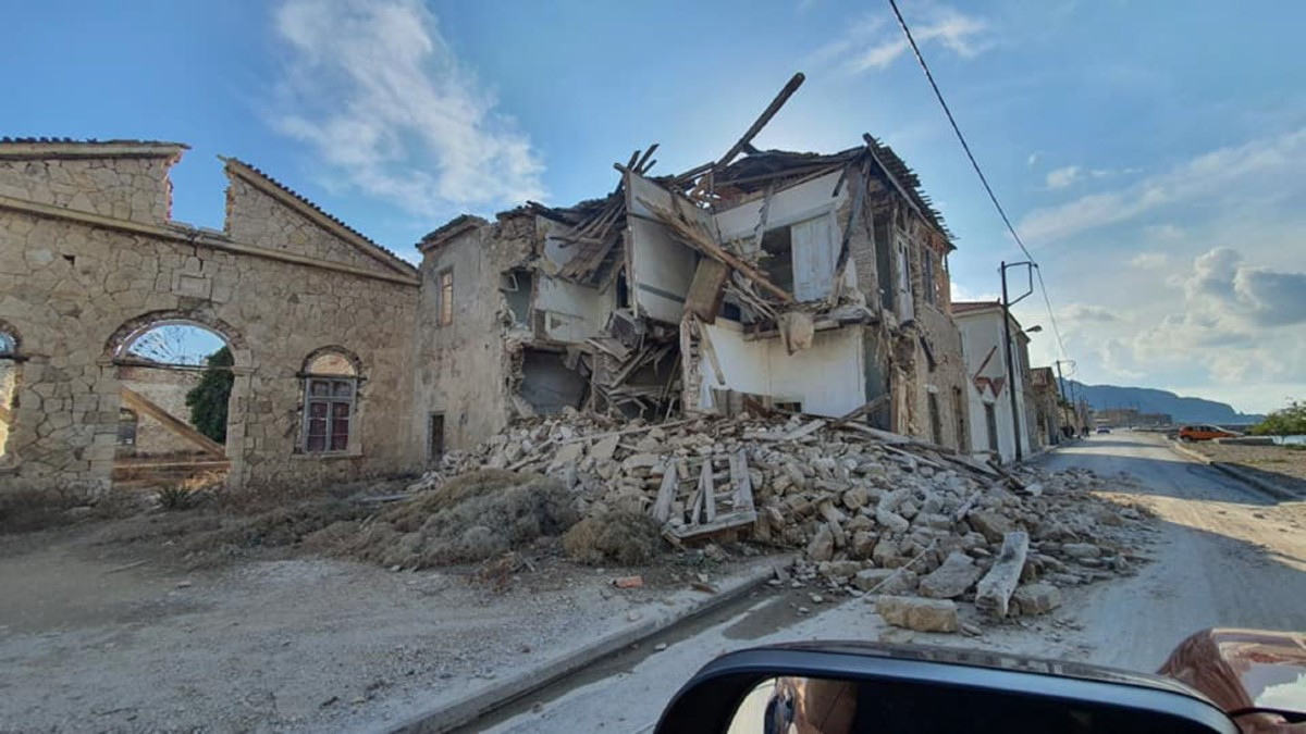 Μαρτυρίες κατοίκων στο Tvxs.gr για το μεγάλο σεισμό στη Σάμο: «Κοίταξα από το μπαλκόνι, είδα σκόνη, καπνούς και γκρεμισμένα σπίτια»