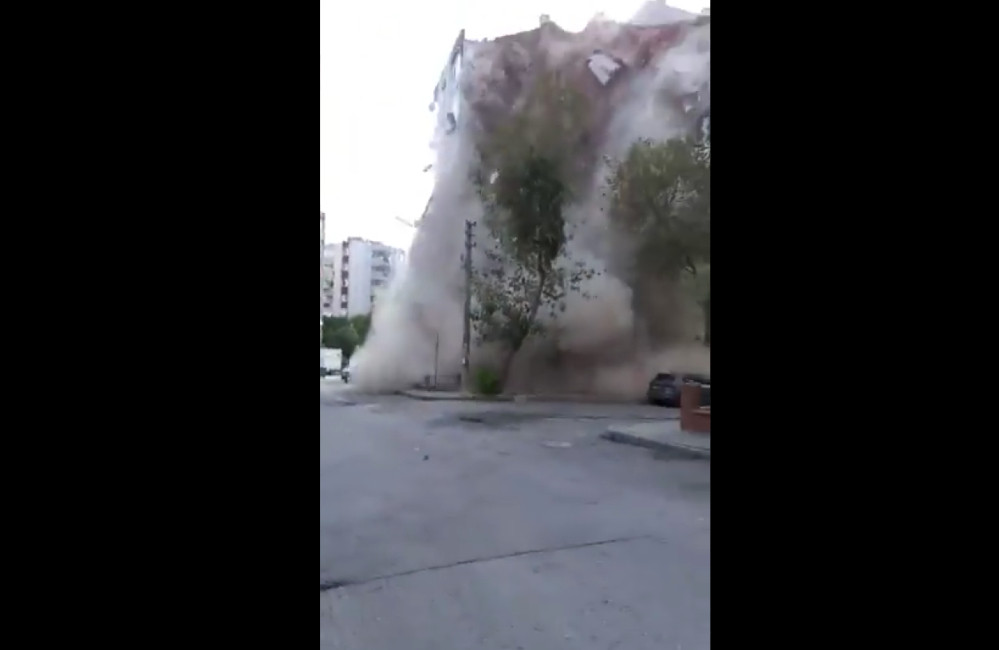Κτίριο καταρρέει on camera ελάχιστα λεπτά μετά τον σεισμό στην Σμύρνη [Βίντεο]