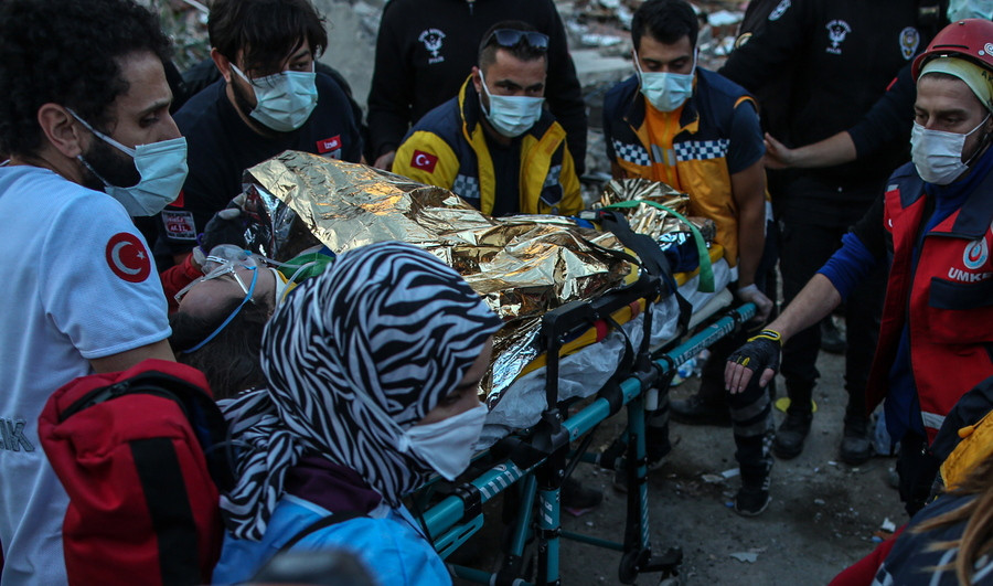 Σεισμός στη Σμύρνη: Δεκάδες νεκροί και αγνοούμενοι, εκατοντάδες τραυματίες και απίστευτες εικόνες καταστροφής