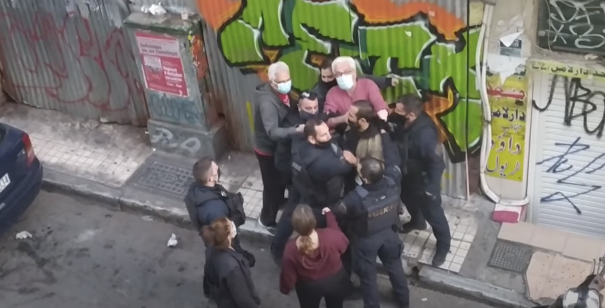 Καταγγελία για επίθεση αστυνομικών και προπηλακισμούς στα γραφεία του ΣΕΚ [Βίντεο]