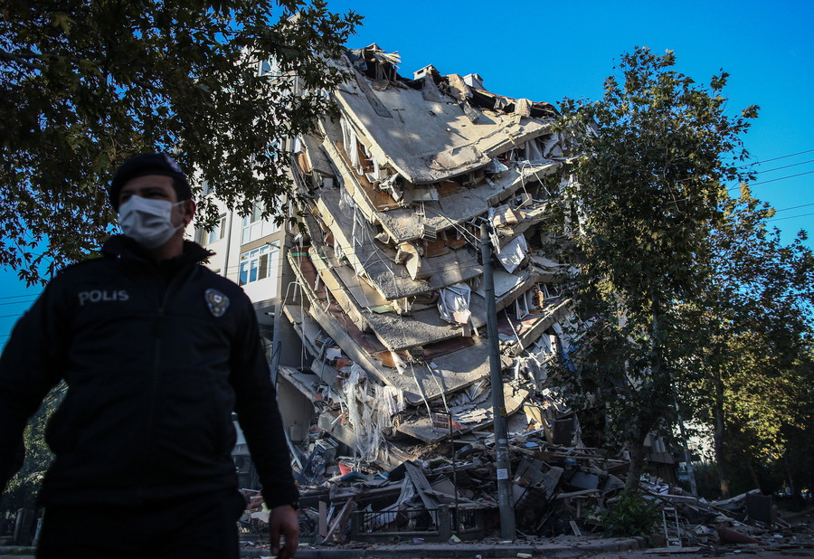 Σμύρνη: 51 νεκροί, 896 τραυματίες από τον σεισμό