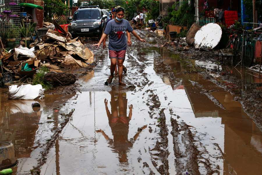 Ο τυφώνας Γκόνι χτυπά τις Φιλιππίνες: Νεκροί και βιβλικές καταστροφές [Φωτογραφίες