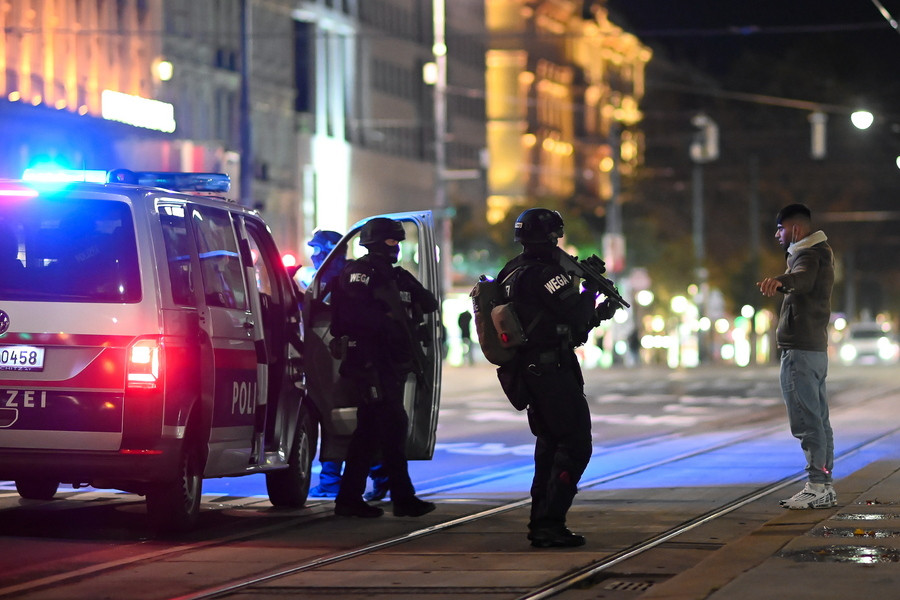 Νύχτα τρόμου στη Βιέννη: Νεκροί και τραυματίες από επίθεση ενόπλων [Βίντεο]