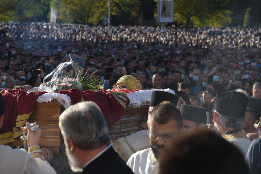 Μαυροβούνιο: Χιλιάδες πιστοί συγκεντρώνονται σε κηδεία Μητροπολίτη – Αυξάνονται τα κρούσματα [Βίντεο]