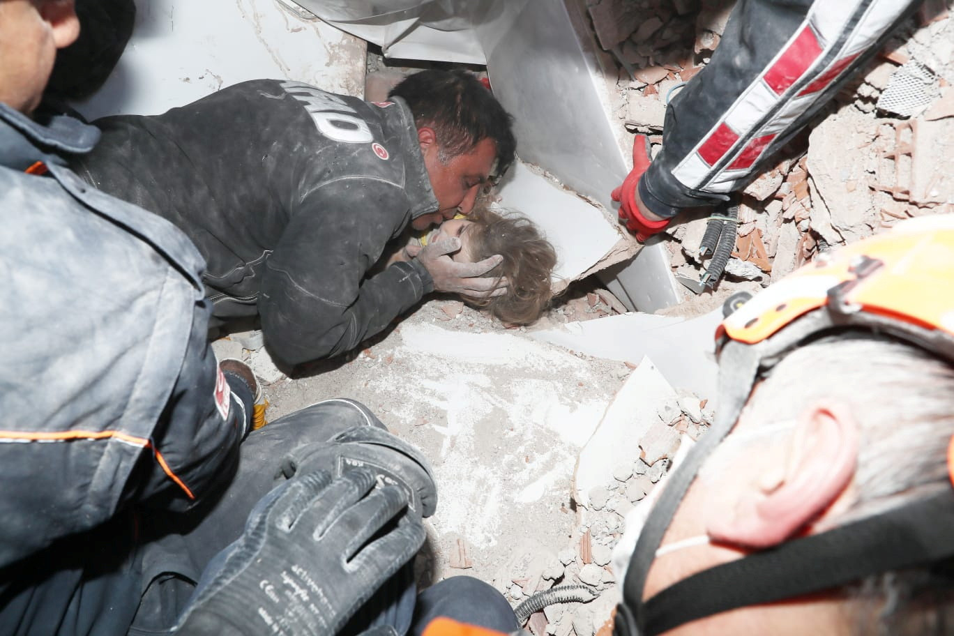 Σμύρνη: Ανασύρθηκε ζωντανό κορίτσι 4 ετών, 91 ώρες μετά τον σεισμό