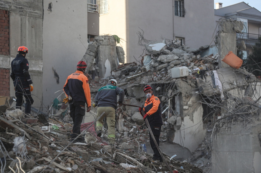 Τέλος ερευνών στη Σμύρνη,  στους 114 οι νεκροί από τον σεισμό