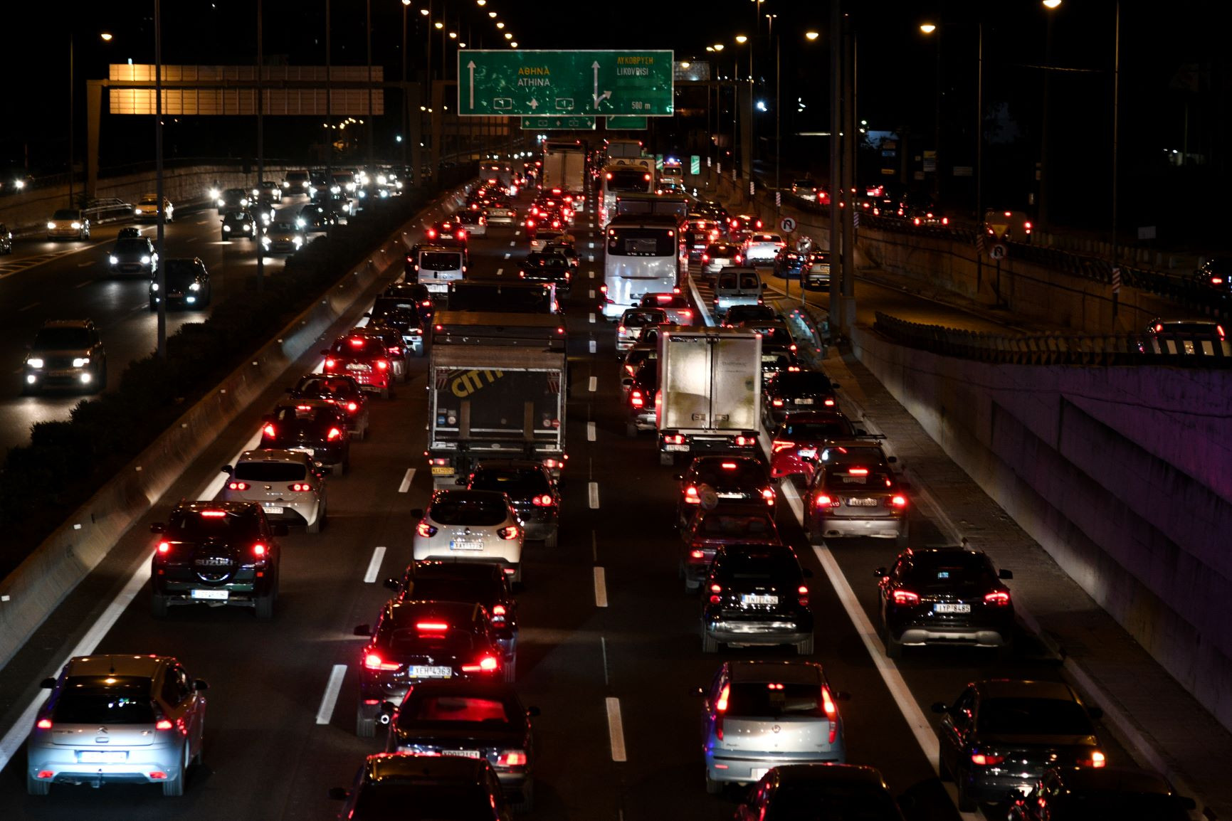 Εβδομήντα χιλιάδες αυτοκίνητα εγκατέλειψαν την Αθήνα το τελευταίο 24ωρο [Βίντεο]