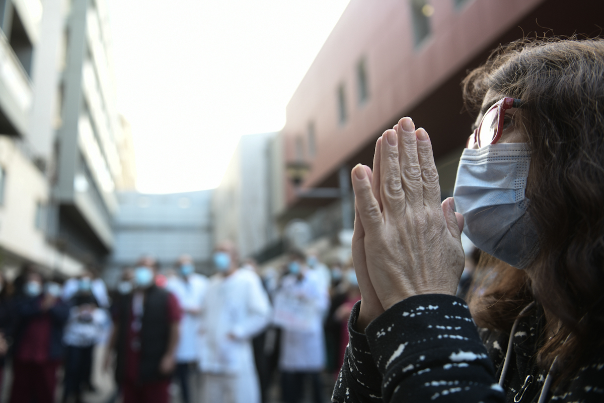 Γέμισαν σκηνές και ουρές τα νοσοκομεία Θεσσαλονίκης: Σχέδιο για μετατροπή του Βελλίδειου σε κέντρο νοσηλείας