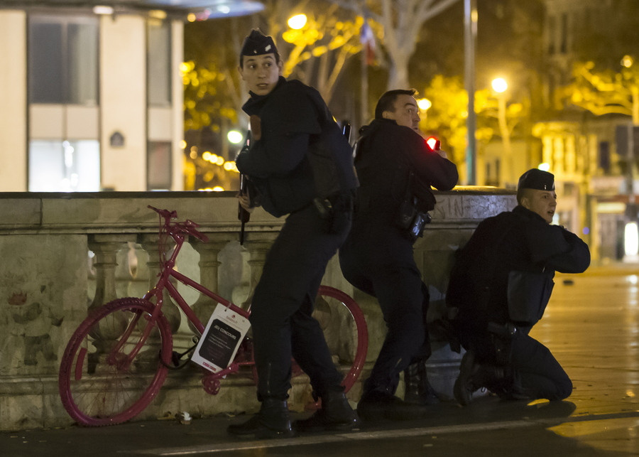 Αντιδράσεις στη Γαλλία: Ο Μακρόν θέλει να απαγορεύσει εικόνες και βίντεο που αποκαλύπτουν αστυνομική βία