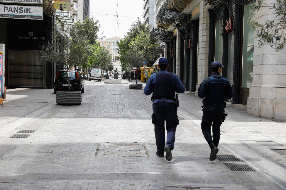 Αστυνομικοί κατά Χρυσοχοϊδη: Παραβιάζει τον νόμο ζητώντας επιφυλακή εν μέσω lockdown