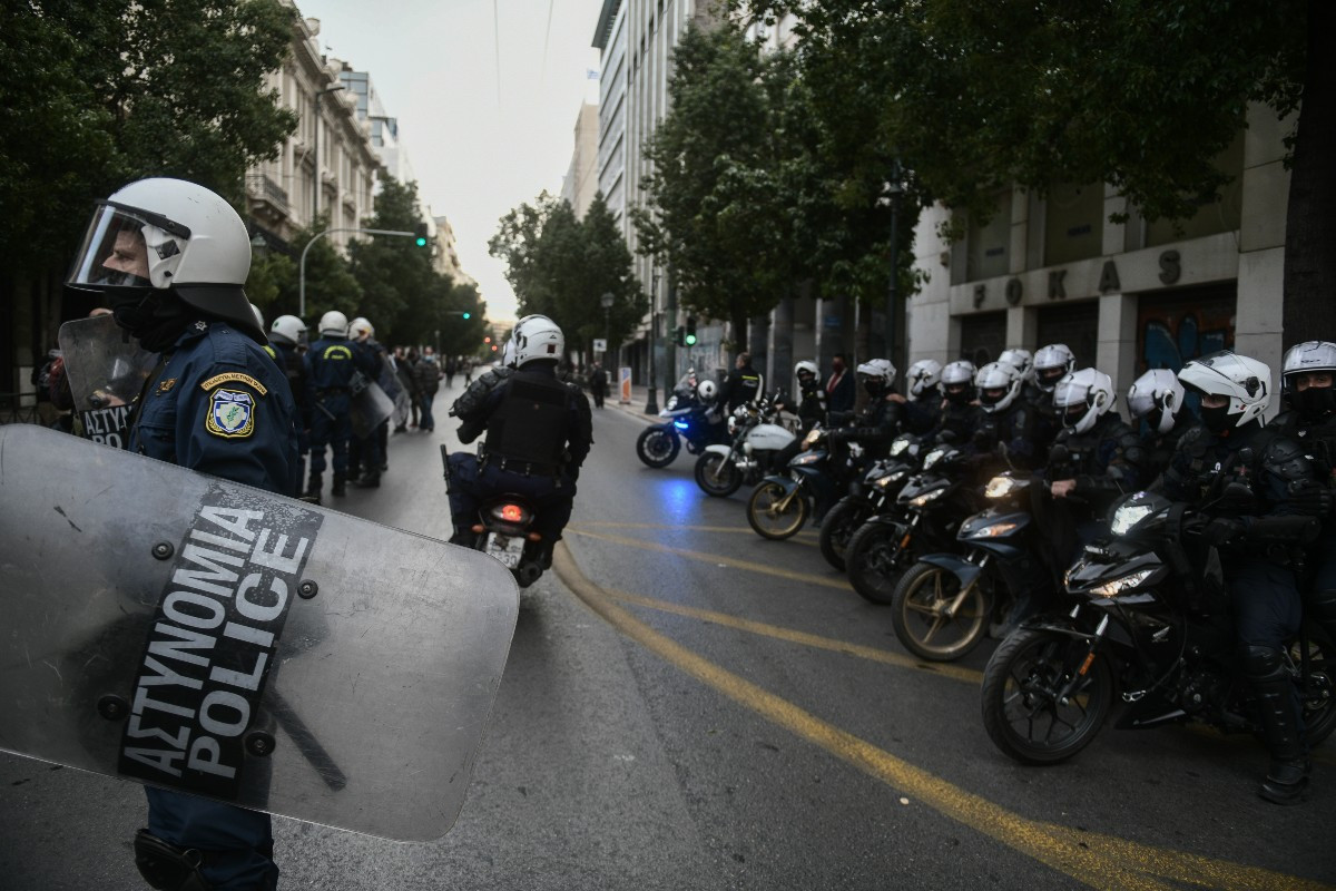 Καταγγελία της «Αυγής»: Αστυνομικός πέταξε στον δρόμο ταυτότητα δημοσιογράφου