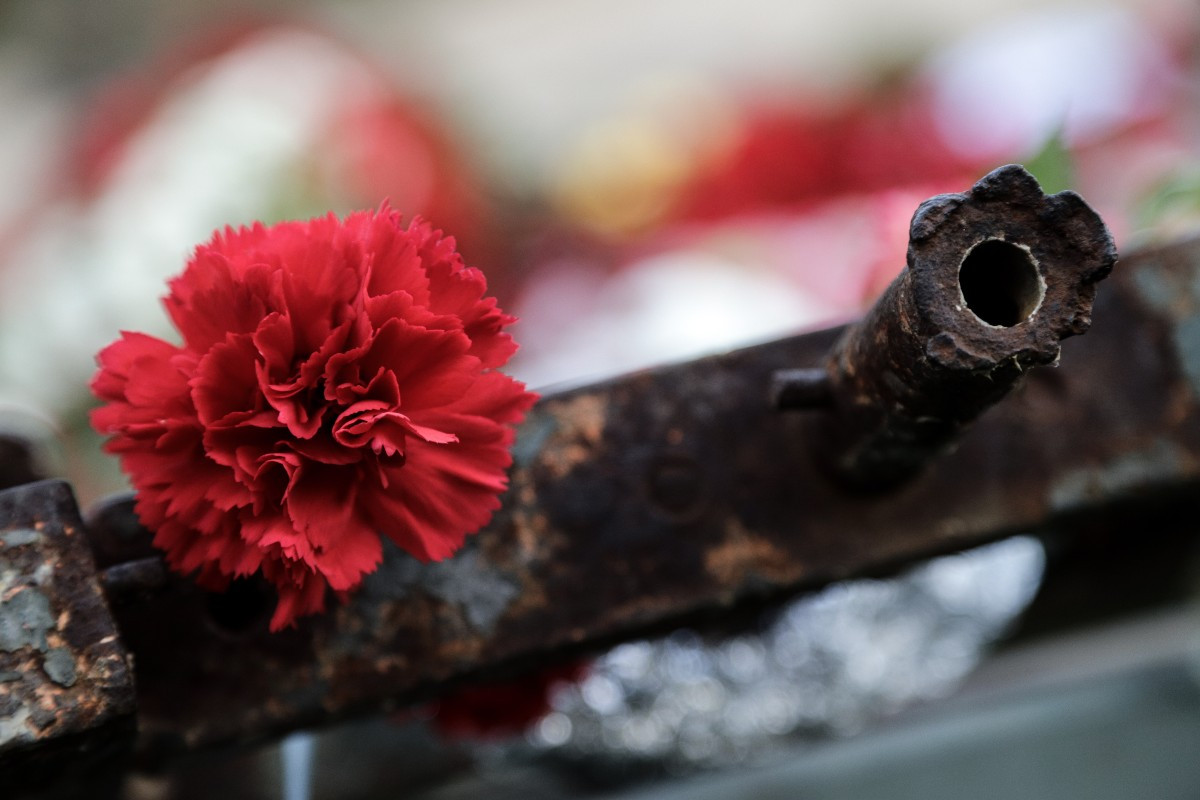 Ακυρώνεται το πρόστιμο στη γυναίκα που πήγε να αφήσει ένα λουλούδι στο Πολυτεχνείο