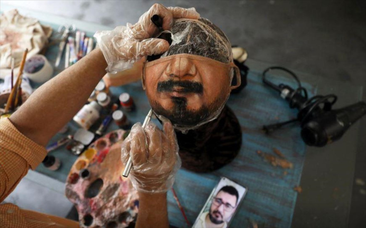 Καλλιτέχνης ζωγραφίζει μάσκες για όσους θέλουν να δείχνουν το πρόσωπό τους