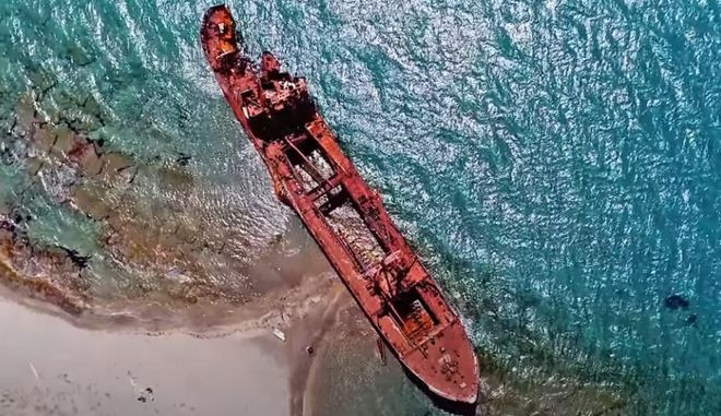 Το «Κόκκινο» Ναυάγιο της Λακωνίας: Η ιστορία πίσω από το πλοίο – φάντασμα [ΒΙΝΤΕΟ]