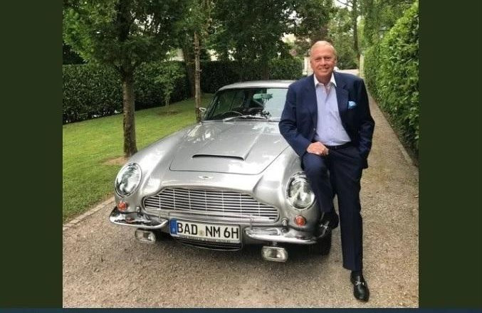 Ν. Μακρόπουλος: Ο αντιδήμαρχος του Μπακογιάννη που νοσταλγεί την Aston Martin του και το… Baden Baden [Φώτο]