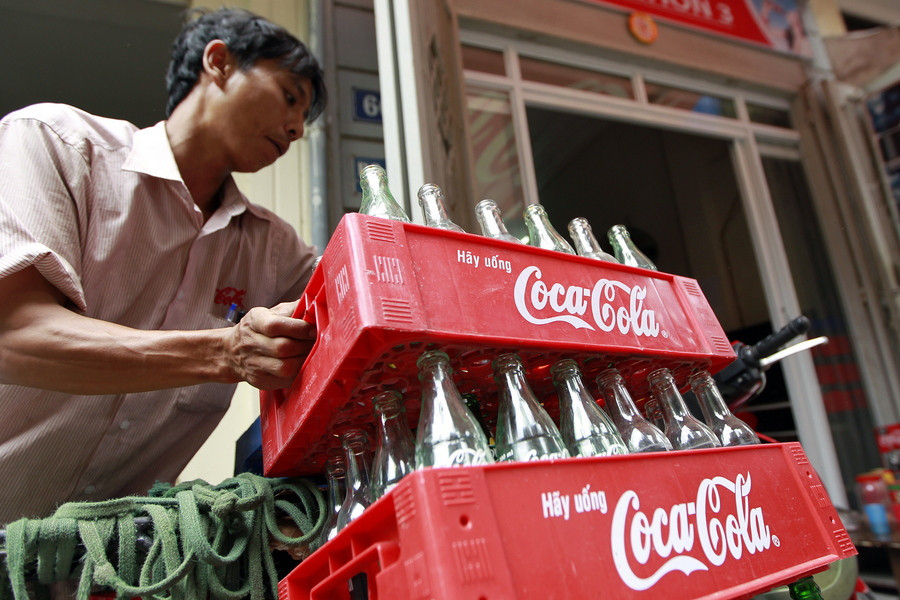 «Παιχνίδια» Coca-Cola, Nike και Apple με φόντο τη σύγχρονη σκλαβιά