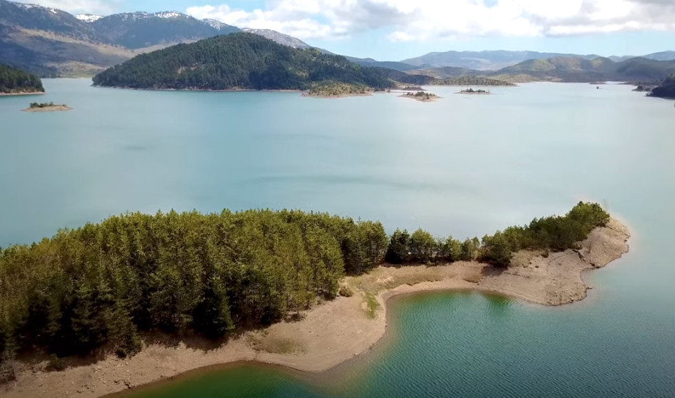 Φυσική ομορφιά που συναρπάζει στην Τεχνητή Λίμνη Πηγών Αώου [ΒΙΝΤΕΟ]